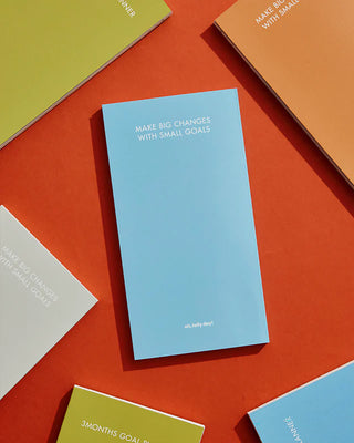 Blue motivational goal card insert with text reading “MAKE BIG CHANGES WITH SMALL GOALS”
