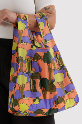 Turtle-print tote bag with wide straps in orange and purple multicolor fabric