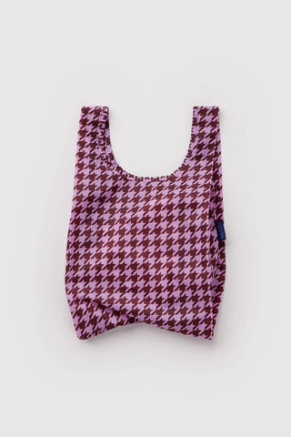 Baby BAGGU houndstooth reusable shopping bag, pink and dark plum pattern