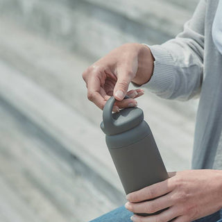 Dark gray 500ml tumbler with lid and carry loop handle