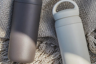 500ml tumblers, dark gray and white, side-by-side with carry handles