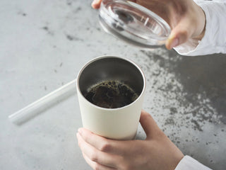 White tumbler with straw lid, showing drinking spout, 480 ml