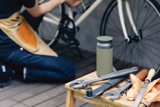 Light-colored 500ml travel tumbler on a table