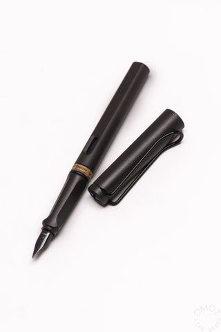 Black LAMY Safari fountain pen with cap and uncapped nib side by side