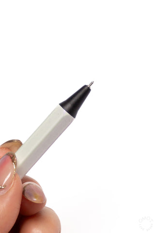 Pearl white OHTO GS02 0.5mm gel pen tip close-up