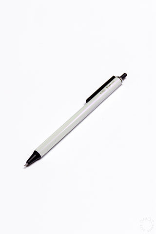 Pearl white OHTO GS02 0.5mm gel pen with black tip
