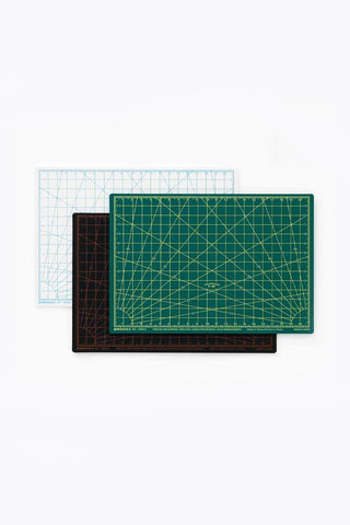 Green A5 cutting mat with grid and measurement lines