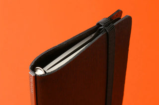Narrow band with lifter, black cover with inner metal rods and top strap