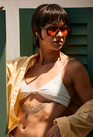 Jenever sunglasses on woman, black frame with amber-rose tinted lenses