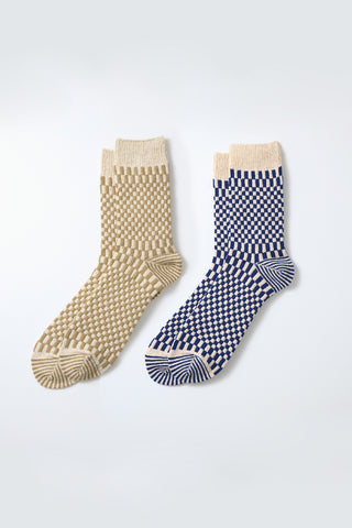 Checkerboard patterned socks in khaki/beige with striped toe and heel