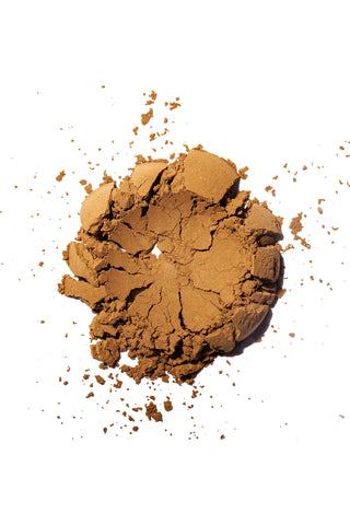 Rocky's Matcha Houjicha powder mound with scattered brown flakes