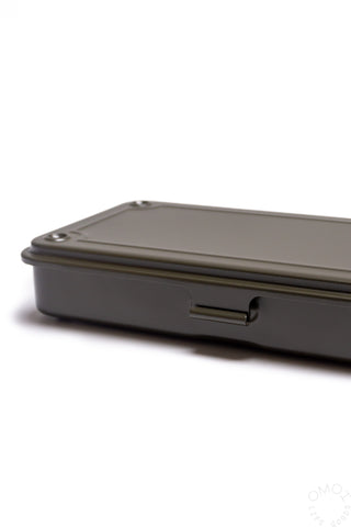 TOYO Steel trunk-shaped toolbox olive green, side latch and hinge detail