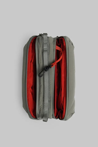 Topologie bottle sacoche interior, moss exterior with red lining and zip pocket