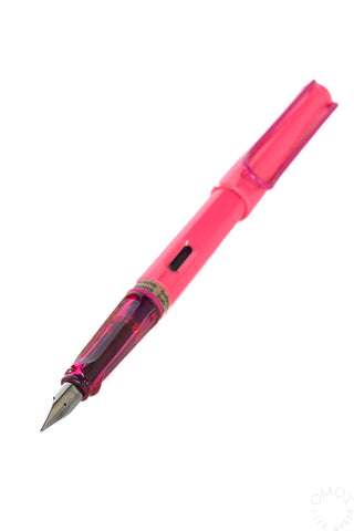 LAMY Safari neon pink fountain pen with fine nib, close-up