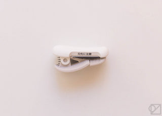 White KOKUYO Karu-Cut tape clip with blade and teeth detail